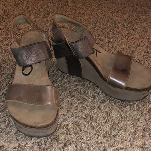 OTBT heels taupe color